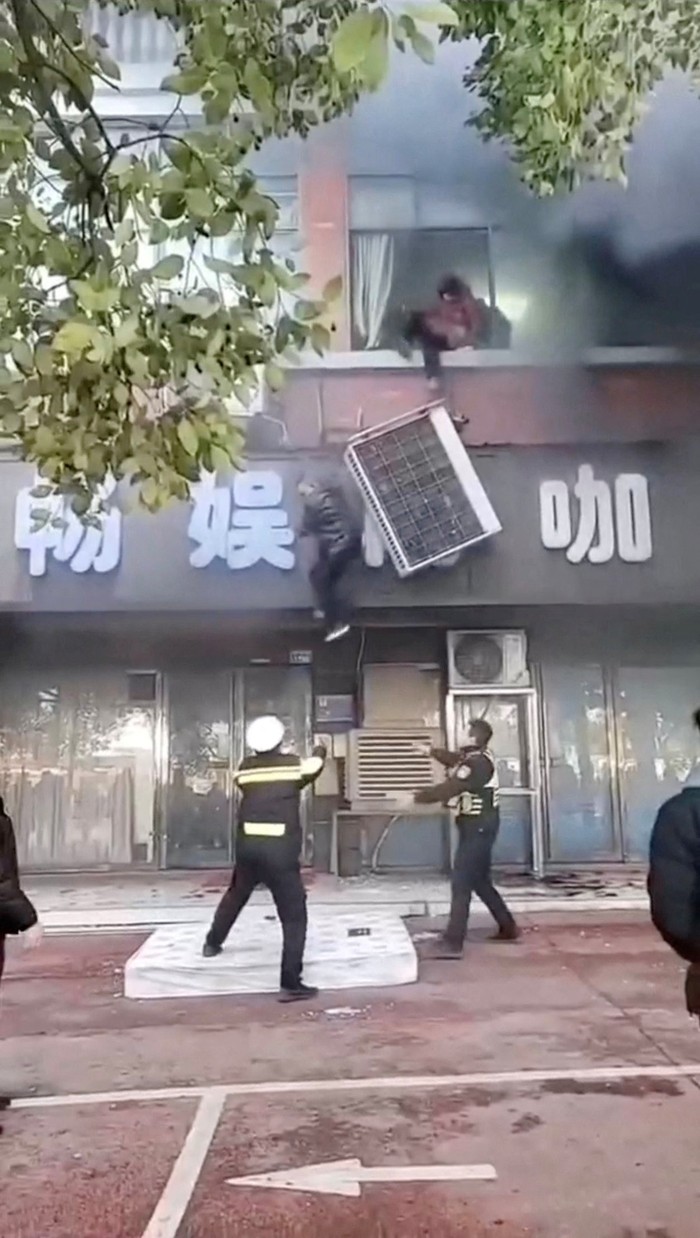 Foto-foto Kebakaran Toko di China yang Tewaskan 39 Orang Foto-foto Kebakaran Toko di China yang Tewaskan 39 Orang
