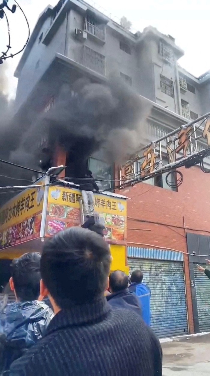 Foto-foto Kebakaran Toko di China yang Tewaskan 39 Orang Foto-foto Kebakaran Toko di China yang Tewaskan 39 Orang