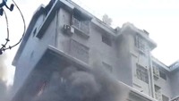 Seperti dilansir Reuters dan AFP, Kamis (25/1/2024), kebakaran itu terjadi pada Rabu (24/1) sore waktu setempat di lantai bawah tanah pada sebuah toko di jalan Tiangongnan, distrik Yushui. Rekaman video di media sosial Weibo menunjukkan asap hitam pekat keluar dari area pertokoan pinggir jalan di distrik tersebut.