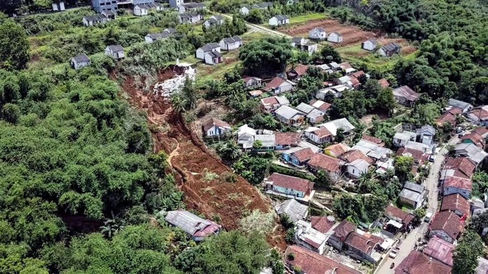 Foto udara longsor Cibadak, Sukabumi.