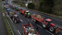 Petani Prancis memblokir jalan N12 dengan traktor mereka untuk memprotes tekanan harga, pajak, dan peraturan ramah lingkungan, keluhan yang disampaikan oleh para petani di seluruh Eropa, di Plouisy dekat Guingamp, Brittany, Prancis, Rabu (24/1/2024). REUTERS/Stephane Mahe