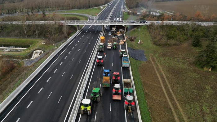 French farmers block the A61 highway with their tractors to protest over price pressures, taxes and green regulation, grievances shared by farmers across Europe, between Castelnaudary and Toulouse, south of France, January 24, 2024. REUTERS/Nacho Doce