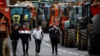 Para petani juga telah membalikkan rambu-rambu jalan untuk memprotes kebijakan pertanian yang mereka anggap tidak masuk akal. REUTERS/Stephane Mahe