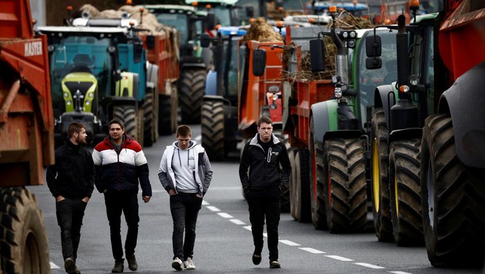 Foto Udara Traktor Kuasai Jalan Raya dalam Unjuk Rasa Petani Prancis French farmers block the N12 road with their tractors to protest over price pressures, taxes and green regulation, grievances shared by farmers across Europe, in Plouisy near Guingamp, Brittany, France, January 24, 2024. REUTERS/Stephane Mahe