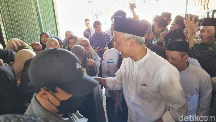 Ganjar saat dikerumuni santi dan santriwati di pondok pesantren An-Nur, Ngrukem, Sewon, Bantul.