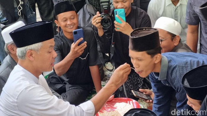 Ganjar saat melakukan dhahar kembul. Tampak Ganjar menyuapi salah satu santri di Pondok Pesantren An-Nur, Ngrukem, Sewon, Bantul, Kamis (25/1/2024).