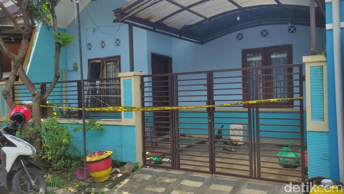 Garis polisi dipasang di depan kediaman ibu rumah tangga yang tewas diduga jadi korban KDRT di Malang