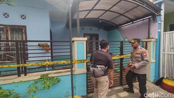 Garis polisi dipasang di depan kediaman ibu rumah tangga yang tewas diduga jadi korban KDRT di Malang