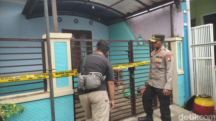 Garis polisi dipasang di depan kediaman ibu rumah tangga yang tewas diduga jadi korban KDRT di Malang