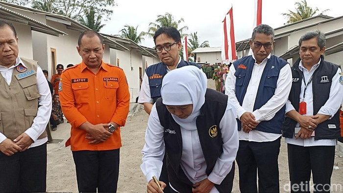Gubernur Khofifah resmikan huntara di Blitar