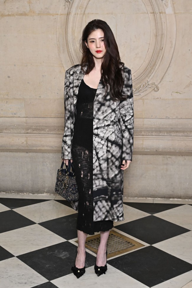 Di tengah dominasi bintang Hollywood, aktris Korea Selatan Han So Hee tampil stand out dengan gaun berdetail unfinished yang dipadu coat monokrom bermotif tie-dye. (Foto: Stephane Cardinale/Corbis via Getty Images)