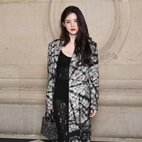 Di tengah dominasi bintang Hollywood, aktris Korea Selatan Han So Hee tampil stand out dengan gaun berdetail unfinished yang dipadu coat monokrom bermotif tie-dye. (Foto: Stephane Cardinale/Corbis via Getty Images)