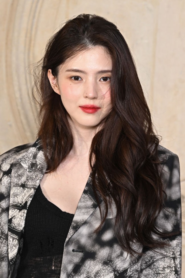 Han So Hee disibukkan dengan jadwal mengadiri fashion show di Paris Fashion Week. Terbaru, bintang serial ‘Gyeongseong Creature’ ini tampil di show Christian Dior Haute Couture Spring/Summer 2024. Foto: Corbis via Getty Images/Stephane Cardinale - Corbis