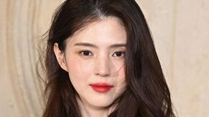 5 Gaya Makeup Han So Hee, Lipstik Merah Terang Jadi Andalan