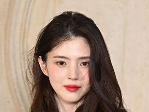 5 Gaya Makeup Han So Hee, Lipstik Merah Terang Jadi Andalan