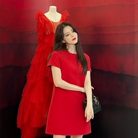 Dalam kesempatan lainnya, juga di acara Dior, aktris yang populer lewat drama ‘The World of the Married’ ini menyelaraskan riasannya memakai pulasan lipstik merah mencolok yang serasi dengan gaun mini berwarna senada. Foto: Instagram/@xeesoxee