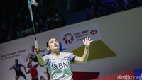 Gregoria ngebut di awal gim pertama dengan merebut delapan poin beruntun untuk unggul 9-2. Penempatan-penempatan bola yang akurat dari Gregoria menyulitkan Ester. 