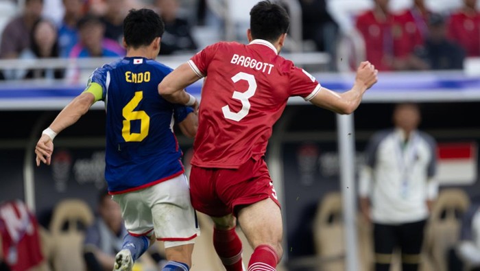 Elkan Baggott berduel dengan Wataru Endo dalam laga Indonesia vs Jepang di fase grup Piala Asia 2023.