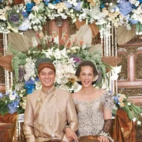 Menyambut kehadiran anak pertama, Baim Wong dan Paula Verhoeven juga menggelar acara 7 bulanan untuk sang jabang bayi. Kompak mengenakan busana adat Jawa berwarna coklat, Baim dan Paula tampil memukau. Paula sendiri mengenakan kebaya model sabrina dengan rambut yang rapi dikonde. Foto: Instagram