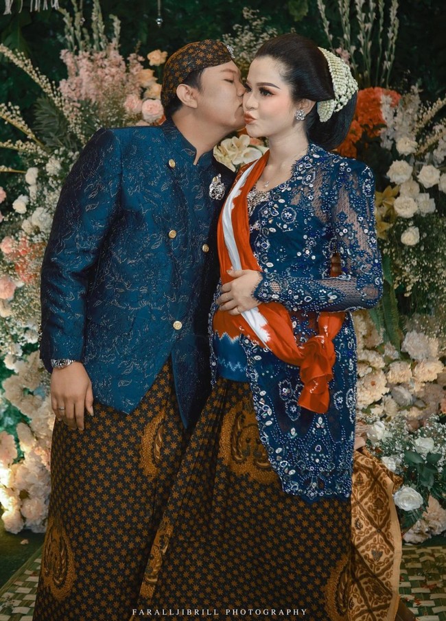Tampil cantik menawan, Bella Bonita memilih mengenakan kebaya berwarna navy untuk acara 7 bulanan kehamilannya. Kebaya tersebut dipadukan dengan kain berwarna coklat. Penampilan Bella pun banjir pujian dari para netizen. Foto: Instagram