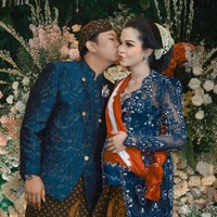 Tampil cantik menawan, Bella Bonita memilih mengenakan kebaya berwarna navy untuk acara 7 bulanan kehamilannya. Kebaya tersebut dipadukan dengan kain berwarna coklat. Penampilan Bella pun banjir pujian dari para netizen. Foto: Instagram