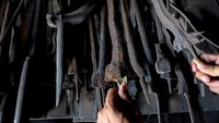 Keris-keris itu dipasarkan ke sejumlah daerah maupun mancanegara dengan harga Rp 3 juta hingga Rp 20 juta per buah, tergantung bahan dan tingkat kesulitan.