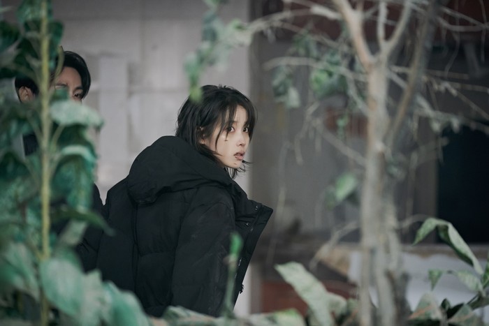 Foto belakang layar MV IU Love Wins All yang diperankan IU dan V BTS. MV ini disutradarai Um Tae Hwa dari film Concrete Utopia.