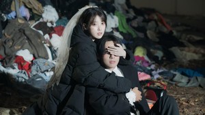 Salah satu adegan klimaks di MV Love Wins All ketika IU menutupi sebelah mata V BTS dari cahaya villain utama yang berbentuk kubus. (Foto: dok. EDAM Entertainment)