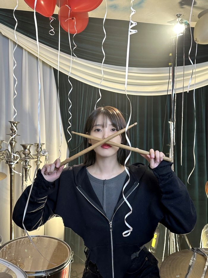 Foto belakang layar MV IU Love Wins All yang diperankan IU dan V BTS. MV ini disutradarai Um Tae Hwa dari film Concrete Utopia.