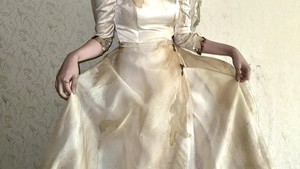IU mengenakan gaun pengantin yang sudah usang. Jadi mirip karakter di film Corpse Bride! (Foto: dok. EDAM Entertainment)