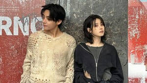 Lewat Instagram pribadinya, IU membagikan foto berpakaian compang-camping yang lain tapi kali ini bareng V. (Foto: dok. Instagram @dlwlrma)