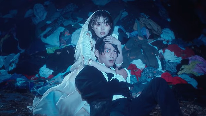 IU dan V BTS dalam video musik Love Wins All.