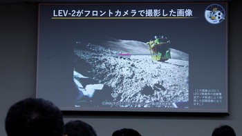 Presiden JAXA (Japan Aerospace Exploration Agency), Hiroshi Yamakawa, membenarkan bahwa pendaratan berhasil dan pesawat ruang angkasa tersebut mampu mengirimkan sinyal. Namun sayangnya, kemampuan panel terganggu saat mendarat, sehingga pesawat ruang angkasa bergantung pada daya baterai. REUTERS/KIM KYUNG-HOON