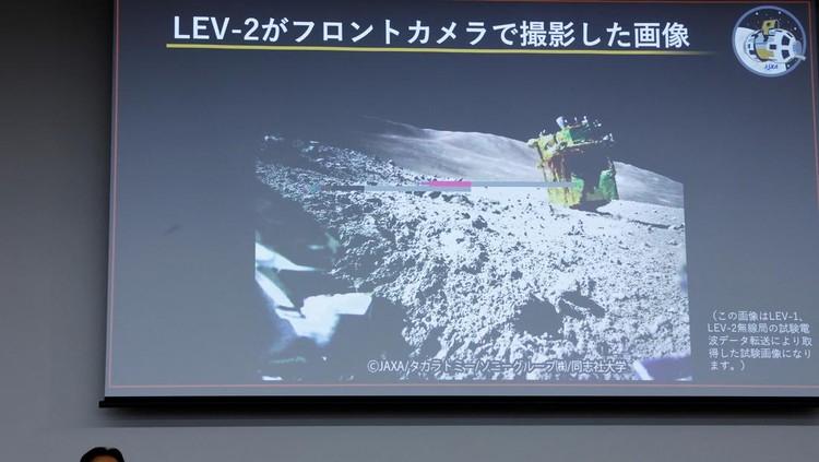 JAPAN-SPACE/ Hitoshi Kuninaka, Daichi Hirano, Masatsugu Otsuki and Shinichiro Sakai from the Japan Aerospace Exploration Agency (JAXA), sit in front of a screen showing an image taken by LEV-2 on the moon, during a press conference on SLIM’s moon landing mission, in Tokyo, Japan January 25, 2024. REUTERS/Kim Kyung-Hoon