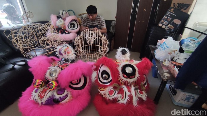 Julius, perajin Barongsai di Sidoarjo