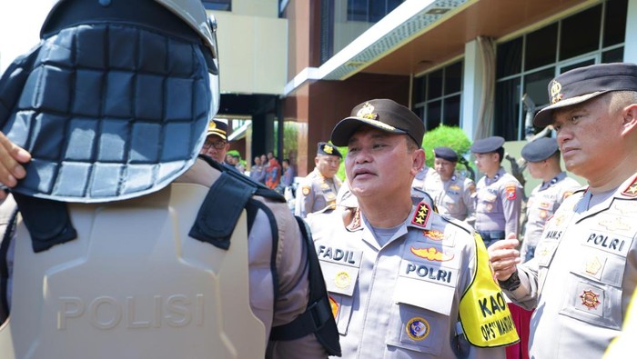 Kabaharkam Polri Komjem M Fadil Imran mengecek persiapan menjelang pemilu 2024 di Jatim