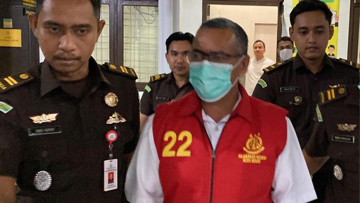 Kabid Perdagangan Diskopukmdag Aceh Besar berinisial M (pakai rompi merah) jadi tersangka kasus dugaan korupsi. (dok Kejari Aceh Besar)