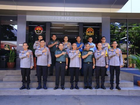 Kadiv Humas Polri Irjen Sandi Nugroho menerima kunjungan Kapuspen TNI Mayjen Nugraha Gumilar di Gedung Humas Polri, Mabes Polri, Jalan Trunojoyo, Kebayoran Baru, Jakarta Selatan (Jaksel).