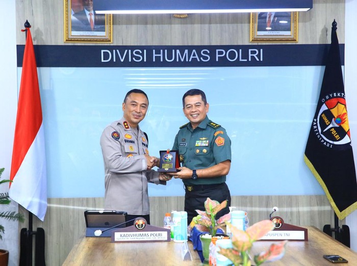 Kadiv Humas Polri Irjen Sandi Nugroho menerima kunjungan Kapuspen TNI Mayjen Nugraha Gumilar di Gedung Humas Polri, Mabes Polri, Jalan Trunojoyo, Kebayoran Baru, Jakarta Selatan (Jaksel).