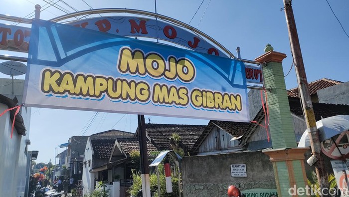 Pembagian sayur dalam peresmian Mojo Kampung Mas Gibran, Kamis (25/1/2024)