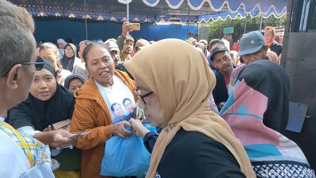 Pembagian sayur dalam peresmian Mojo Kampung Mas Gibran, Kamis (25/1/2024)