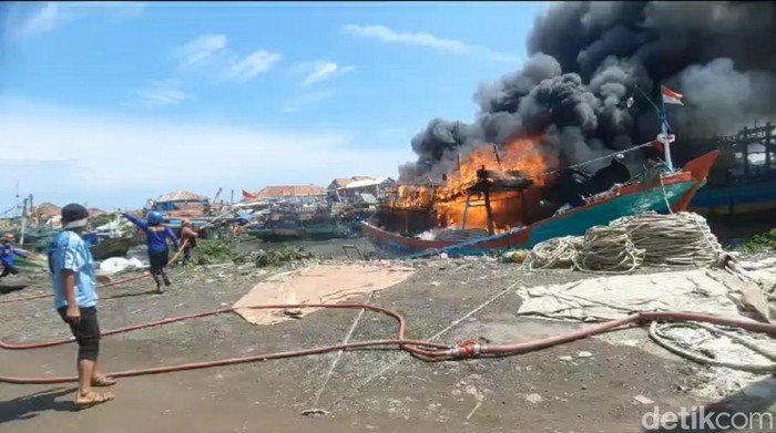 Kapal terbakar di pelabuhan Kluwut, Brebes, Kamis (25/1/2024).