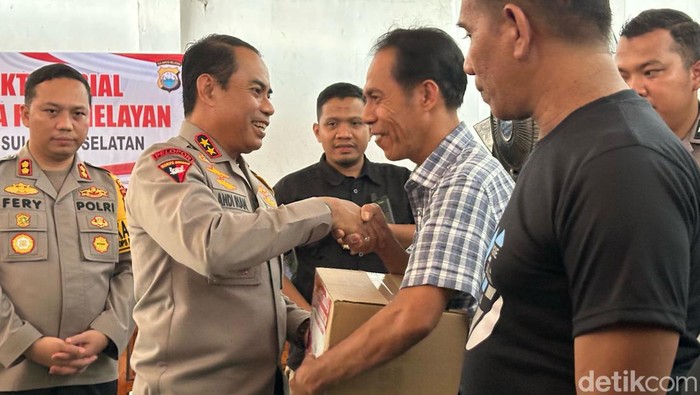 Kapolda Sulsel Irjen Andi Rian R Djajadi memberikan bantuan bagi nelayan di Sinjai.