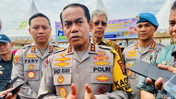 Kapolda Sulsel Irjen Andi Rian R Djajadi usai menyerahkan bantuan ke warga Sinjai.