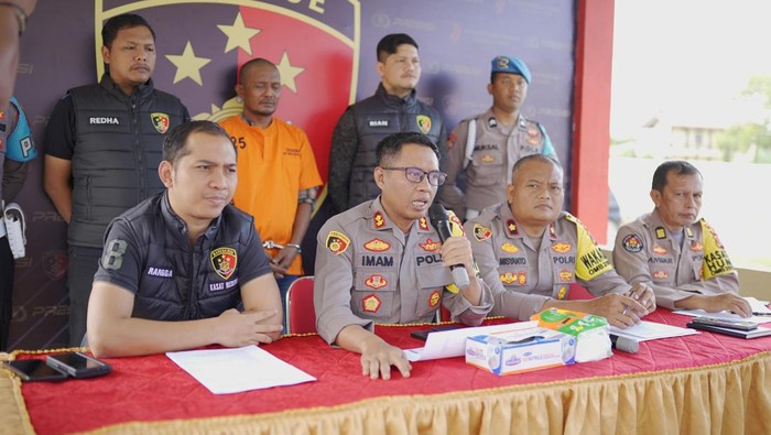 Kapolres Pidie AKBP Imam Asfal saat memaparkan pengungkapan kasus pembunuhan (Foto: Dok. Polres Pidie)