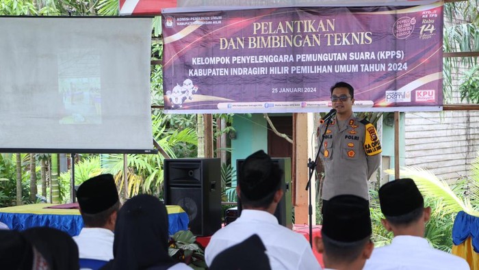 Kapolres saat memberikan Bimtek ke ratusan anggota KPPS (Dok Polres Inhil)