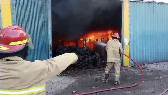 Kebakaran toko bangunan di Gresik