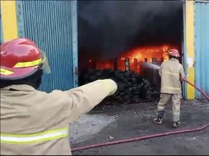 Kebakaran Toko Bangunan di Gresik Hanguskan 4 Kendaraan