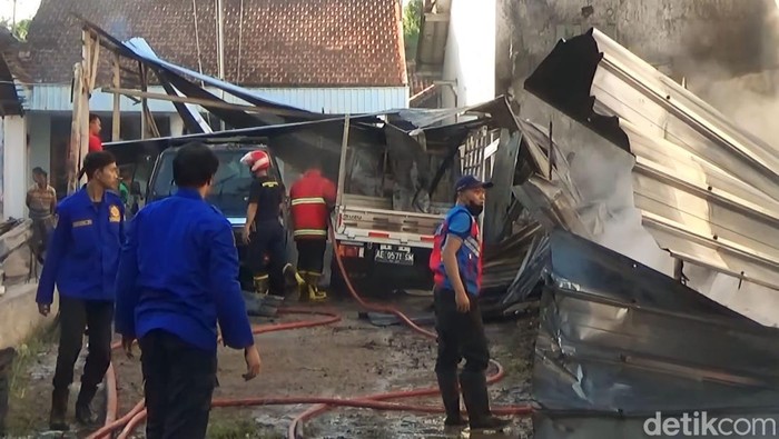 Kebakaran toko dan warung makan di Ponorogo