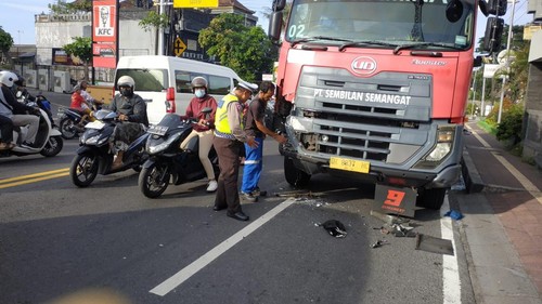 Truk pengangkut BBM yang menabrak pengendara motor di Jalan Gatot Subroto, Denpasar, Bali, Kamis (25/1/2024).